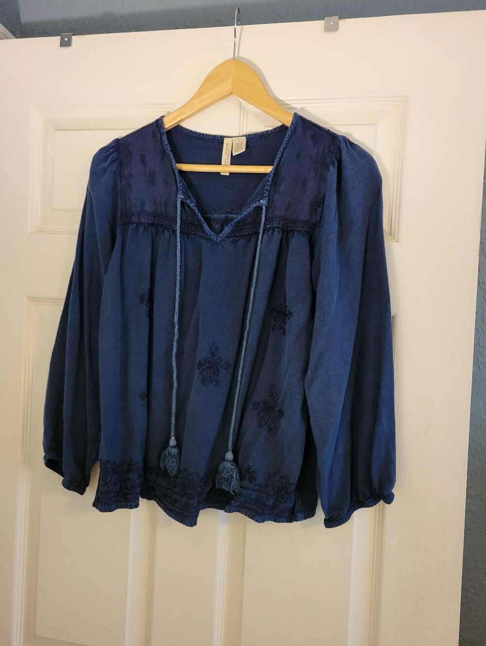 Studio West Apparel Embroidered Navy Blue Women's Peasant Blouse Size Medium